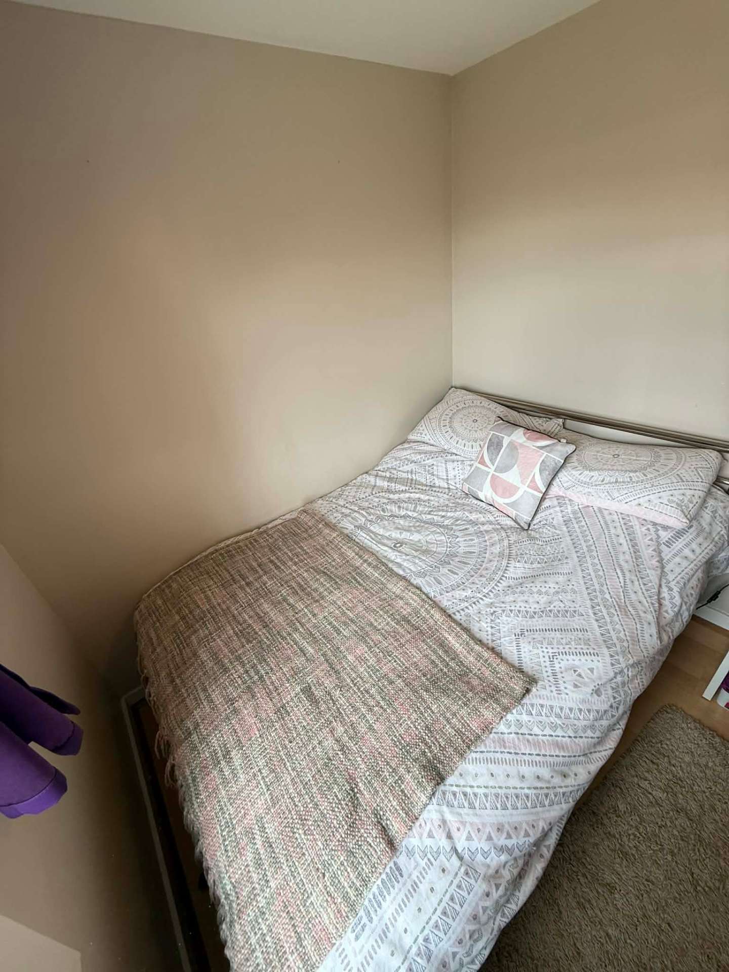 Neutral bedroom with single bed